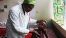 Dr. Igohwo Etuh untersucht einen jungen Patienten in Kijabe, Kenia. Der somalische Junge kam in die Schusslinie, als sich islamistische Rebellen und Regierungstruppen beschossen. Foto: ap