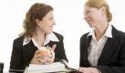 Persönliches ist auf der Arbeit nicht Tabu! Frauen arbeiten sogar effizienter, wenn sie zwischendurch ein paar Sätze über ihre Kinder oder die Urlaubspläne austauschen, hat Gisela Erler herausgefunden. Dienstliches und Privates laufen erfolgreich nebeneinander her. Foto: dapd
