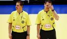 Die zwei bekannten deutschen Handball-Schiedsrichter Bernd und Reiner Methe sind gestern bei einem Autounfall ums Leben gekommen. Aus bisher ungeklärter Ursache waren sie auf gerader Strecke mit einem neuen Auto in den Gegenverkehr geraten und gegen einen Lastwagen geprallt. Die Staatsanwaltschaft ermittelt. Foto: dpa
