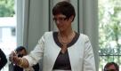 Eine Stimme fehlte der CDU-Politikerin Annegret Kramp-Karrenbauer, um im ersten Wahlgang zur Wahl der Ministerpräsidentin des Saarlandes die erforderliche einfache Mehrheit zu erreichen. Kramp-Karrenbauer erhielt nur 25 der 51 Stimmen, obwohl die schwarz-gelb-grüne Regierungsfraktion eigentlich eine Mehrheit von 27 Abgeordneten hat. Foto: dapd