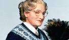 In der Kinokomödie Mrs. Doubtfire aus dem Jahr 1993 hantiert Robin Williams gekonnt mit dem Staubwedel und macht als ältliche Hausdame eine durchaus gute (rundliche) Figur. Warum er sich in Frauenkleider wirft? Weil er seine Frau (gespielt von Sally Field) zurückerobern möchte. Zur Not auch putzend. Foto: news.de