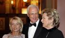 Der ehemalige Fussballspieler Franz Beckenbauer, seine Ehefrau Heidi (links) und Frankfurts Oberbuergermeisterin Petra Roth (CDU) posieren am Samstag auf dem Deutschen Sportpresseball in der Alten Oper in Frankfurt am Main. Der Deutsche Sportpresseball fand am Samstag zum 29. Mal statt und stand unter dem Motto Ballzauber - vom Slalom zum Doppelpass.  Foto: ap