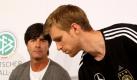 Bundestrainer Joachim Löw (l) freut sich für seinen Schützling Per Mertesacker. Foto: dpa