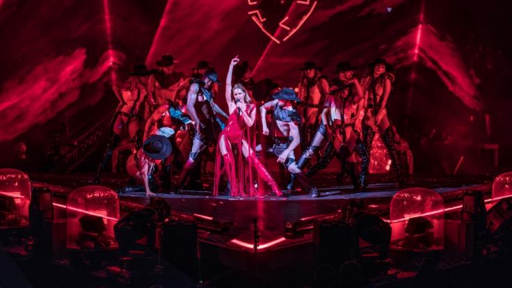 Helene Fischer als Lady in Red.