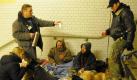 Kältebusfahrer Artur Darga und die Mitarbeiterin der Berliner Stadtmission, Claudia Haubrich, versorgen Obdachlose in einer Unterführung an der Warschauer Strasse im Friedrichshain mit warmem Tee. Foto: ddp