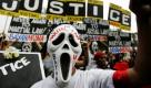 Ein Aktivist mit einer Maske ballt die Faust:Am internationalen Tag der Menschenrechte gehen die Proteste gegen das Kriegsrecht an der historischen Brücke in der Nähe des Mendiola Malacanang, dem Präsidentenpalast in Manila, weiter. Foto: ap