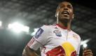 Henry trifft beim New-York-Debüt - Aber 1:2
Vorspann: 	
Text: 	

New York (dpa) - Fußballstar Thierry Henry hat gleich im ersten Spiel für die New York Red Bulls in der Major League Soccer (MLS) seine Torjägerqualitäten bewiesen.

Der 32 Jahre alte Franzose, der in der Vorwoche einen Vertrag über viereinhalb Jahre unterschrieben hatte, traf bei seinem Debüt im Freundschaftsspiel gegen Tottenham Hotspur zum 1:0. Die 1:2- Heimniederlage gegen den Club aus der englischen Premier League konnte aber auch Henry nicht verhindern.

Vor 20 312 Zuschauern in der Red-Bull-Arena war Henry in der 26. Minute zur Stelle und staubte einen Flachpass aus fünf Metern zum 1:0 ab. In der zweiten Halbzeit, die der prominente Neuzugang von der Ersatzbank aus verfolgte, drehte Tottenham durch Tore von Robbie Keane (62.) und Gareth Bale (72.) noch die Partie. Sein erstes MLS- Punktspiel für New York bestreitet Henry, der vom FC Barcelona kam, am 31. Juli bei Houston Dynamo.
Ressort: 	Sport


 Foto: dpa