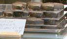 Aber so richtig flattert der Gaumen beim Anblick dieser Vitrine: Pralinen, Törtchen, Mandelplätzchen - hier hat alles ein Herz aus Trüffel. Foto: news.de