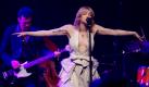 Mit Kurt Cobains Witwe Courtney Love, die in ihrer eigenen Band Hole singt, hatten Grohl und Novoselic nach dem Ende von Nirvana wiederholt Ärger. Es ging darum, wer das Erbe der Band verwalten darf. So erschien im Jahr 2002 eine Best-Of-Platte gegen den Widerstand der Ex-Bandmitglieder - angeblich, weil Courtney Love dringend Geld brauchte. Auch sonst ist die Cobain-Witwe bei Nirvana-Fans nicht gerade beliebt. Der Dokumentarfilm Kurt  Courtney (von Nick Broomfield) behauptet gar, Courtney Love habe ihren Mann getötet. Foto: dpa