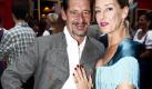 Schauspieler Max Tidof erschien mit Gattin Lisa Seitz im beliebten Hippodrom-Festzelt. Er entschied sich für eine fesche Grau-in-Grau-Kombination. Sie scheint die Wiesn mit dem Kölner Karneval zu verwechseln. Buntes Dirndl, roter Nagellack und pinker Lippenstift. Wenigstens die Farben ihres Make-ups hätte sie aufeinander abstimmen sollen.  Foto: dapd