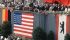 Berlin Kennedy 1963
ARCHIV: Das historische Foto zeigt US-Prsident John F. Kennedy bei seiner Rede am 26.06.1963 vor dem Schneberger Rathaus in Berlin. Mit dem legendren deutsch gesprochenen Satz Ich bin ein Berliner drckte Kennedy seine Verbundenheit mit den Menschen in der geteilten Stadt aus. Foto: Heinz-Jrgen Gttert dpa (zu dpa Chronologie vom 12.05.) +++(c) dpa - Bildfunk+++ Foto: dpa