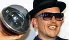 Der Saenger Jan Delay posiert am Freitagabend, 21. Mai 2010, in Oberhausen, Nordrhein-Westfalen, nachdem er zuvor mit dem Musik-Preis 'Viva Comet 2010' in der Kategorie Star der Stars ausgezeichnet worden ist. (apn Photo/Roberto Pfeil) ---German singer Jan Delay poses after being awarded with the Viva Comet 2010 music award in the categoerie star of the stars in Oberhausen, Germany, Friday, May 21, 2010. Foto: ap