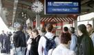 Die Deutsche Bahn hat offenbar weiterhin Probleme mit der Pünktlichkeit. Ende August 2011 waren die Zuege im Regional- und Fernverkehr zwar zu 92,7 Prozent pünktlich, wie aus einer internen Statistik des Konzerns hervorgeht, die dem Berliner Tagesspiegel vorliegt. Doch in 16 der 34 ausgewerteten Wochen dieses Jahres fuhren die Züge unzuverlässiger als 2009 und 2010. Foto: dapd