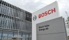 Eine Außenansicht der Bosch Solar Energy AG in Arnstadt, aufgenommen am Freitag (22.07.2011). Bosch eröffnet am gleichen Tag sein neues Solarzentrum. Der Stuttgarter Konzern hat in den vergangenen Jahren rund 530 Millionen Euro in das Projekt investiert. In Arnstadt ist die Zentralverwaltung der Bosch Solar Energy AG entstanden. Zu dem Komplex gehören nach Unternehmensangaben Zell- und Modulfabriken, Hauptverwaltung sowie Ausbildung- und Forschungszentrum. Foto: Martin Schutt dpa/lth +++(c) dpa - Bildfunk+++  Foto: dpa