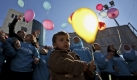 Palästinensische Kinder feiern in Ramallah mit vielen bunten Luftballons den zwanzigsten Geburtstag der UNICEF-Kinderrechtskonvention. Immer mehr Kinder weltweit gehen nun zur Schule, weniger sterben. Aber noch immer fehlt  nach Angaben von UNICEF einer Milliarde Kindern das Notwendigste, um Überleben und Entwicklung zu sichern. Foto: ap