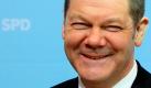Lachend zeigt sich der Wahlsieger der Bürgerschaftswahl in Hamburg, Olaf Scholz, zu Beginn der Sitzung des Parteivorstands der SPD im Willy-Brandt-Haus in Berlin. Scholz hat bei der Wahl in der Hansestadt die absolute Mehrheit erreicht.  Foto: dpa