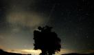 Eine Sternschnuppe ist am Sternenhimmel bei Klosterlangheim über einem Baum zu sehen. Tausende Sternschnuppen werden ab Dienstag ein Feuerwerk am Nachthimmel entfachen. Dann beginnt der Perseidenstrom, der am Donnerstagabend sein Maximum erreichen wird. Mit rund 100 Meteoren rechnen die Astronomen pro Stunde. Am Samstag endet das Himmelsspektakel.  Foto: dpa
