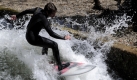 Sich auf dem Wasser zu tummeln, ist für viele echtes Vergnügen. Wer mit seinem Surfbrett oder Boot unterwegs ist, braucht eine spezielle Wassersport-Haftpflicht. Die private Haftpfichtversicherung reguliert Schäden nur, wenn sie durch Ruder- oder Paddelboote verursacht wurden. Foto: ddp