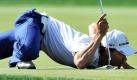 Der Kolumbianer Camilo Villegas beobachtet seinen Ball bei den Commercial Bank Qatar Masters  in Katar aus der Froschperspektive. Foto: dpa