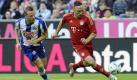 Franck Ribéry (rechts)  Co. wirbelten gegen die Berliner Abwehr (hier mit Christian Lell) nach Belieben und schenkten den Berlinern drei Tore binnen 13 Minuten ein. Foto: dapd