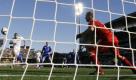 Da war der Ball auf einmal im Netz. Der slowakische Keeper Jan Mucha und seine Kollegen hatten da schon den Sieg verbucht und saßen gedanklich bereits seit etwa fünf Minuten in der Kabine. Foto: ap