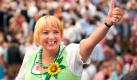 Grünen-Chefin Claudia Roth freute sich sichtlich auf der Wiesn und kam - natürlich - im grünen Dirndl mit Blümchen drauf.  Foto: dpa