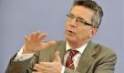 Bundesinnenminister Thomas de Maiziere (CDU) gestikuliert am Donnerstag (01.07.10) in Berlin auf einer Pressekonferenz. De Maiziere und der Praesident des Bundeskriminalamts (BKA), Joerg Ziercke, stellten am Donnerstag das Bundeslagebild der Organisierten Kriminalitaet vor. (zu ddp-Text) Foto: Lennart Preiss/ddp Foto: ddp
