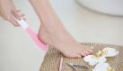 Auch eine Feile leistet gute Dienste wenn es um den Kampf gegen die Hornhaut geht. In verschiedenen Körnungen erhältlich, ist für jeden Hauttyp die richtige dabei. Foto: Compeed