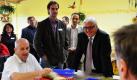 Der SPD-Bundestagsfraktionsvorsitzende Frank-Walter Steinmeier besucht in Brandenburg Fliedners Wohn- und Werkstätten. Das Projekt des Landesausschusses für Innere Mission bietet Betreuung, Arbeit, Ausbildung und Wohnen für Menschen mit geistigen, mehrfachen oder seelischen Behinderungen.  Foto: dpa