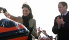 Kate legt los: Williams Braut bei erstem Auftritt
Vorspann: 	
Text: 	

London/Trearddur Bay (dpa) - Bislang kannte man sie fast nur von Fotos. Jetzt hat Kate Middleton ihre ersten Schritte ins Rampenlicht gemacht und einen offiziellen Termin mit William absolviert.

Lächelnd Champagner über ein Boot schütten, Blumensträuße von Kindern entgegennehmen, freundlich mit den Menschen plaudern und Hände schütteln: Kate Middleton hat den ersten offiziellen Auftritt seit der Verlobung mit Prinz William ohne Pannen hinter sich gebracht. Hatte sich die 29-Jährige zuletzt sehr versteckt gehalten, trat sie am Donnerstag bei einer Schiffstaufe ins Rampenlicht.

Die Taufe des Rettungsbootes auf der walisischen Insel Anglesey war der erste offizielle Termin als künftige Prinzessin, den Kate absolvierte. Fehler durften ihr dabei nicht unterlaufen: Kameraaugen folgten ihr auf Schritt und Tritt, teilweise wurde das ganze live im Fernsehen übertragen. Auch viele ausländische Reporter waren vor Ort. Hunderte Schaulustige hatten schon in der Früh in der Kälte ausgeharrt, um das Ereignis mitzuerleben.

«Breaking News: Kate hat Champagner über ein Rettungsboot geschüttet», lautete die Schlagzeile beim Sender BBC. Der Auftritt rief reibungslos, war doch vom Palast ein Heimspiel arrangiert worden: Kate und William leben in Anglesey auf einem gemieteten Bauernhof. Der 28-jährige William, Zweiter in der britischen Thronfolge, arbeitet in der Nähe als Rettungshubschrauber-Pilot beim Militär.

Das Paar habe sich ausdrücklich gewünscht, den ersten offiziellen Termin sozusagen «Zuhause» zu machen, hieß es vom Palast. Und auch für den zweiten wurde Kate so viel Rückendeckung wie möglich gegeben: Am Freitag wurde sie zusammen mit William an der schottischen St. Andrews Universität erwartet, wo die beiden studiert und sich kennengelernt hatten. Dort sollten sie die Feierlichkeiten zum 600. Bestehen der Uni eröffnen.

Mit Argusaugen wurde auch beobachtet, was die künftige Prinzessin trug. Die für ihren Stil oft gelobte Kate hatte sich einen beigen Mantel und einen typisch britisch anmutenden Federschmuck für das Haar ausgesucht. Das Paar hatte keine Eile und blieb sogar länger bei der Rettungsstation, als der offizielle Plan vorsah. Das zeigte Wirkung: Kate und William hätten sehr entspannt gewirkt, hieß es lobend von den Kommentatoren.

Der Royal-Experte der BBC, Peter Hunt, sagte voraus, dass die ersten Auftritte der beiden die Vorlage für die Zukunft seien. Um möglichst privat zu bleiben und die Fehler, die Williams Eltern Prinz Charles und Prinzessin Diana gemacht hatten, nicht zu wiederholen, laute die Taktik vermutlich: Sich ab und zu sehen lassen und die Ansprüche der Menge zu befriedigen. Danach wieder für längere Zeit abtauchen.
Ressort: 	VIP
Schlagworte: 	Monarchie/William & Kate/Großbritannien/ Foto: dpa