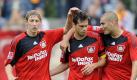 Platz 13: Manuel Friedrich. Der Ex-Mainzer (Mitte, hier mit den Stürmern Stefan Kießling und Eren Derdiyok) ist zum Kapitän bei Bayer Leverkusen aufgestiegen und spielt seine bisher beste Saison für die Werkself. Zum guten Notenschnitt von 2,90 hat sicher auch das starke Zusammenspiel mit Sami Hyypiä in Leverkusens Innenverteidigung beigetragen. Foto: dpa