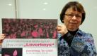 Die Kriminalexpertin Bärbel Kannemann hält am Donnerstag (18.11.2010) ein Plakat für eine Informationsveranstaltung 'Loverboys' in Heidelberg in die Höhe. Die Kriminalpolizei möchte auf einer Veranstaltung auf die Gefahren des Phänomens 'Loverboys' informieren. Loverboys sind Zuhälter die minderjährige Mädchen im Alter von 11-16 Jahren in die Prostitution zwingen. Foto: Ronald Wittek dpa/lsw +++(c) dpa - Bildfunk+++ Foto: dpa