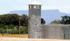 Ein Wachturm steht am Eingang zum Gefängnis auf Robben Island vor Kapstadt (Südafrika) am Donnerstag (03.12.2009), im Hintergrund ist der Tafelberg zu erkennen. Jahrelang war hier der einst prominenteste Häftling der Welt, der spätere Friedensnobelpreisträger und erste schwarze Präsident Nelson Mandela eingekerkert. Das Fifa Exekutivkomitee tagt am Nachmittag auf dem historischen Gelände. Foto: Bernd Weißbrod dpa +++(c) dpa - Bildfunk+++  Foto: dpa