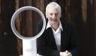 Der Ingenieur und Erfinder James Dyson praesentiert am Donnerstag, 25. Maerz 2010 in Hamburg den von ihm entwickelten fluegellosen Ventilator. (apn Photo/Axel Heimken) ------------------------------------------------------------------------------------------------------------------------------------------- Inventor and engineer James Dyson presents his newest invention, a wingless ventilator, in Hamburg, northern Germany, on Thursday, March 25, 2010.  (apn Photo/Axel Heimken) Foto: ap