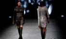 Nicht ganz blickdicht: Designer Gareth Pugh zeigt auf der Pariser Fashion Week Kleider, die an Jalousien erinnern und viel Haut zeigen. Die Models machen in den skurrilen Kleidern eine gute Figur, vielleicht sollten Sie aber etwas drunter ziehen, sonst meckert der Chef morgens im Büro. Foto: dapd