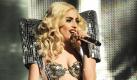 Eines ihrer großen Idole ist Madonna. Bei diesem Auftritt scheint sie der Popqueen nachzueifern. Einige Musikkritiker sagen, Gaga hätte der gealterten Madonna bereits den Rang abgelaufen. Foto: Kevin Mazur/Wire Image