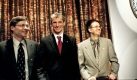 Der Heidelberger Wolfgang Ketterle (Mitte) erhielt den Nobelpreis für Physik 2001 gemeinsam mit Eric A. Cornell (rechts) und Carl E. Wieman (links, beide USA) für die Erschaffung des Bose-Einstein-Kondensats, der fünften Erscheinungsform der Materie neben fest, flüssig, gasförmig und dem Plasma. Foto: dpa