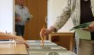 Eine Wählerin gibt in Stralsund bei der Landtagswahl in Mecklenburg-Vorpommern ihre Stimme ab. Foto: dapd