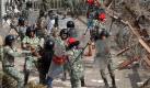 Gewalt in Kairo: Armeesoldaten und Demonstranten in einer wilden Prügelei. Foto: Khaled Elfiqi Foto: dpa