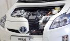 Im Motorraum von Hybriden ist es eng - wie dieses Schnittmodell eines Toyota Prius zeigt. Mehr Technik bedeutet aber nicht unbedingt höhere Wartungskosten. Foto: dpa