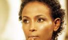 Das ehemalige Supermodel Waris Dirie hat sich der Stärkung der Frauenrechte in Afrika verschrieben. Seit fast zwei Jahrzehnten kämpft sie gegen den brutalen Brauch der Genitalverstümmelung. Weltweit bekannt wurde Dirie Ende der 1990er Jahre mit ihrem Buch Wüstenblume, das die Lebensgeschichte des einstigen somalischen Wüstenkindes erzählt. Bis heute wurde es 11 Millionen Mal verkauft. Foto: dpa
