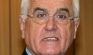 Der ehemalige Personalvorstand und Arbeitsdirektor von VW, Peter Hartz, wartet am Donnerstag (25.01.2007) in einem Verhandlungssaal im Landgericht in Braunschweig. Hartz wird in der VW-Affäre um Schmiergeld, Lustreisen und Partys auf Firmenkosten Untreue in 44 Fällen und unrechtmäßige Begünstigung des Betriebsrats vorgeworfen. Die Richter hatten dem 65-Jährigen im Gegenzug zu einem glaubhaften Geständnis eine Bewährungsstrafe von zwei Jahren und eine Geldstrafe in Aussicht gestellt.

 Foto: dpa