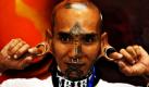 Ein philippinischer Tattoo- und Piercingfreund zeigt auf der internationalen Tattoo- und Kunstmesse in Pasay City in Manila seine Tunnel - das sind große Ohrringe, die das Ohr weiten. Foto: dpa