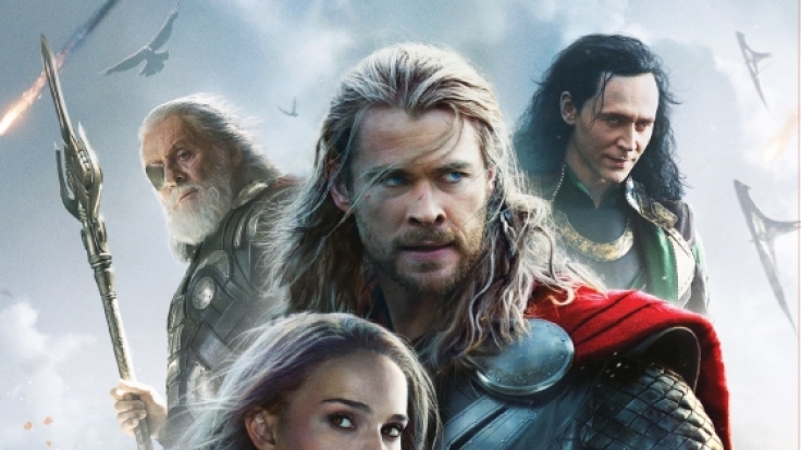 Thor (Chris Hemsworth, M.), Jane Foster (Natalie Portman), Odin (Anthony Hopkins, l.), Loki (Tom Hiddleston).