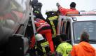 Sanitäter und Feuerwehrleute arbeiten auf der Autobahn 14 (A14) bei Döbeln an der Bergung eines verletzten Lkw-Fahrers aus einem zerstörten Fahrerhaus, nachdem sein Fahrzeug auf einen Weizentransporter gefahren war. Nach mehreren Unfällen im dichten Nebel hat der Stau auf der Autobahnbahn mittlerweile eine Länge von 15 Kilometern erreicht. Foto: dapd