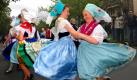 Eine sorbische Trachtenfruppe tanzt am Sonntag (15.05.2005) beim zehnten Karneval der Kulturen durch die Strassen von Berlin. Mit farbenprächtigen Kostümen zogen die rund 4500 Teilnehmer in über 100 Formationen mit Musik, Tanz und Akrobatik durch Kreuzberg. 
 Foto: dpa