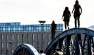 Drei Mädchen balancieren über die Bögen der Blauen Brücke in Freiburg. Der Übermut ging gut, es passierte nichts.  Foto: dpa