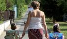 Statt Kindergartenchauffeur zu spielen, kann Mami einen täglichen Spazierung mit dem Nachwuchs einlegen. Foto: dpa
