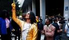 Goward Horton steht vor dem Gerichtsgebäude in Los Angeles und singt ein Lied von Michael Jackson. Hier findet gerade der Prozess gegen dessen ehemaligen Arzt Conrad Murray statt. Murray muss sich im Zusammenhang mit Jacksons Tod wegen fahrlässiger Tötung verantworten. Bei einer Verurteilung drohen ihm bis zu vier Jahre Haft und der Entzug seiner Arzt-Lizenz. Foto: dapd