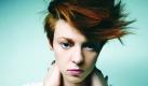 Immer wieder muss sie es betonen:La Roux ist nicht die Frau mit der irren Haartolle. La Roux ist eine Band. Trotzdem ist Elly Jackson (die Frau mit der irren Haartolle)derzeit einer der größten britischen Popstars. Gemeinsam mit ihrem Bandkollegen Ben Langmaid hat sie einen sehr eingängigen, elektronischen Sound geschaffen. Die Engländer lieben das:Ihre Single In For The Kill erreichte Platz 2 in den Charts, Bulletproof war sogar Nummer eins. Foto: Universal Music
